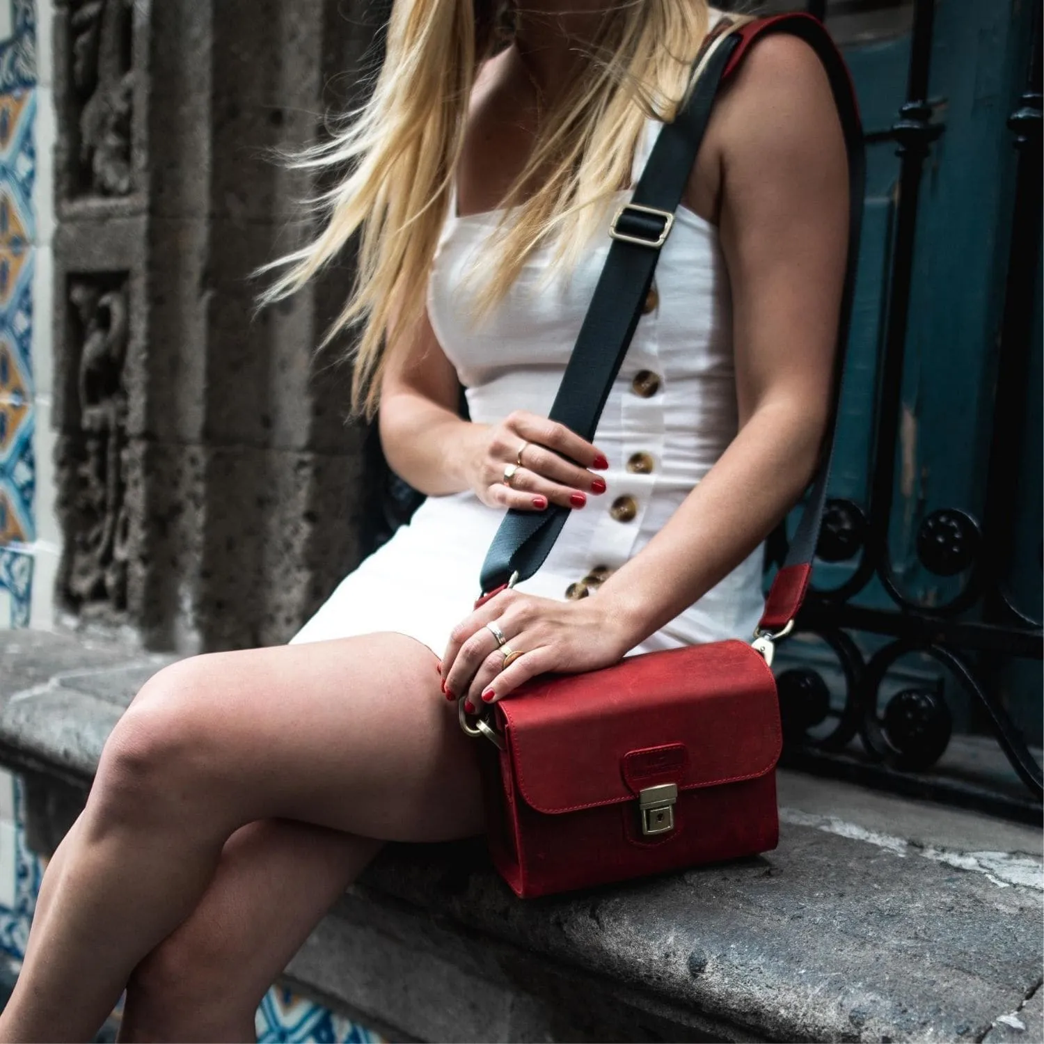 MegaGear Pebble Top Grain Leather Camera Messenger Bag for Mirrorless, Instant and DSLR Cameras