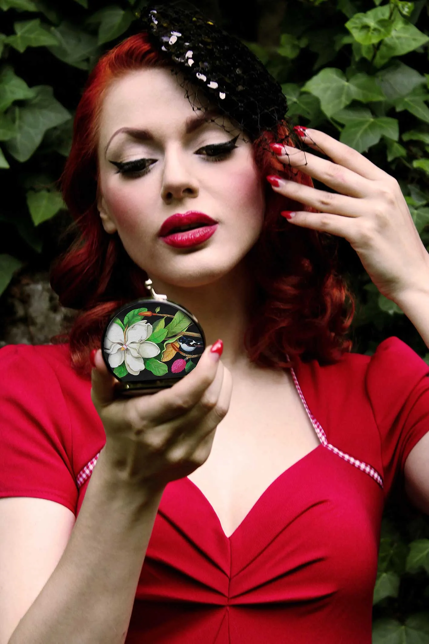 Retro compact mirror, Miss White